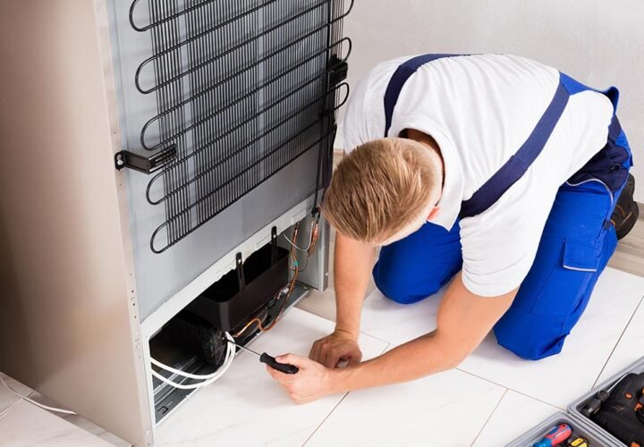 Técnico em reparo de refrigeração